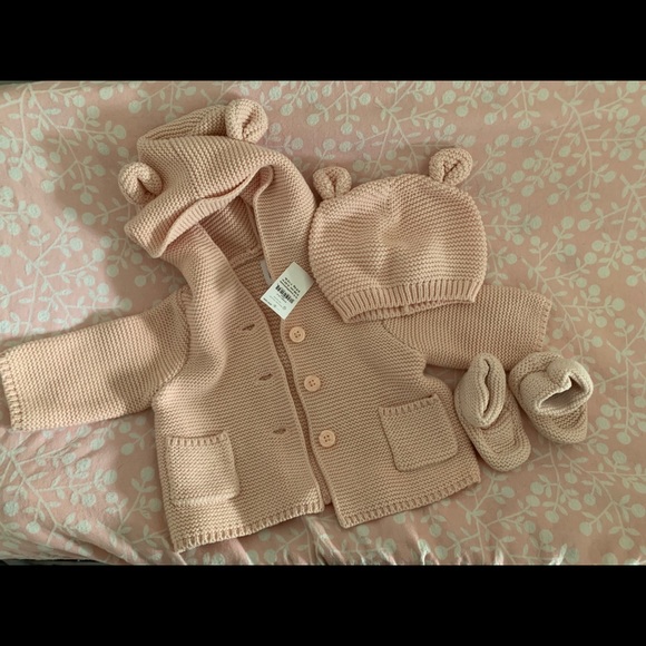 Gap knit sweater, hat and booties - Picture 1 of 1